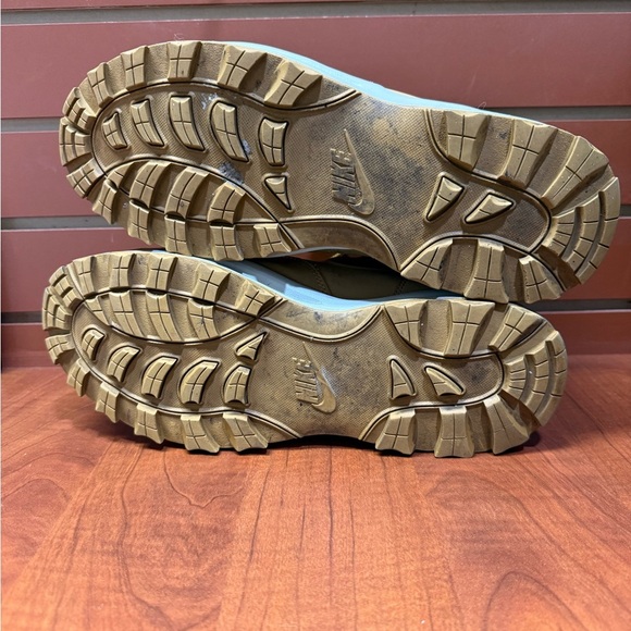 Nike Tan and Black Hiking Boots with Ankle Support - Picture 8 of 9